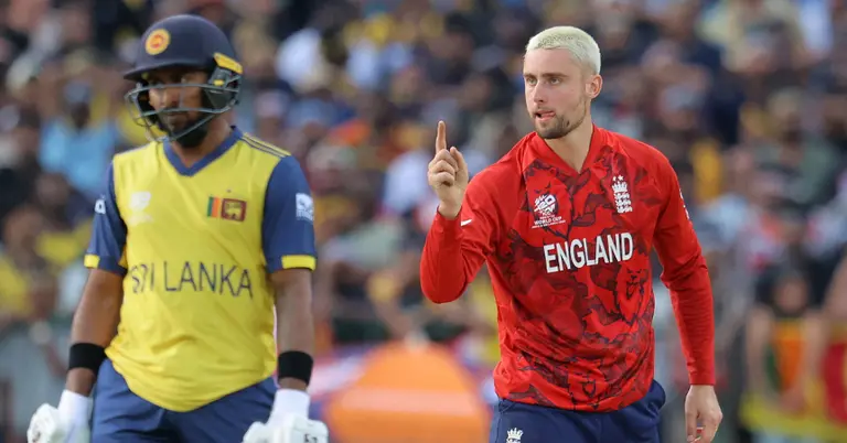 রোনাল্ডসনের নেতৃত্বে ইংল্যান্ড লঙ্কাকে চাপে ফেলে